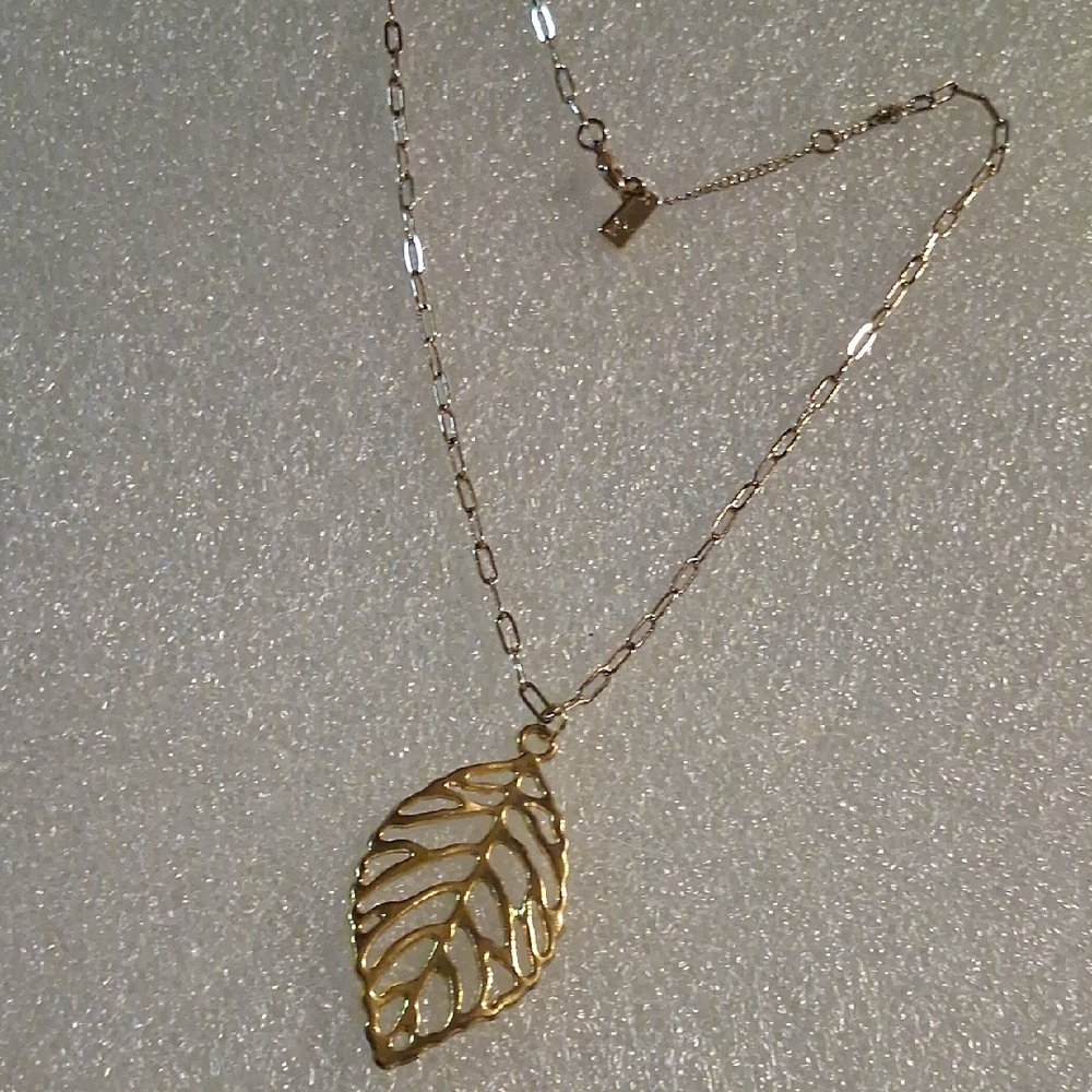 Gold Nature-Inspired Leaf Pendant Necklace